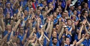 Die isländischen Fußballfans während ihres berühmten Wikinger-Jubels