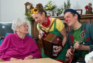 Humor hilft heilen, alte Dame sitzt auf einem Stuhl, Rednose Stiftung, Bild: Christian Weische