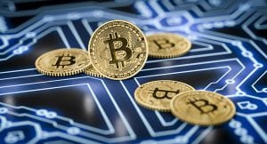 Digitales Bild einer Bitcoin-Münzen auf einem Computerboard liegend