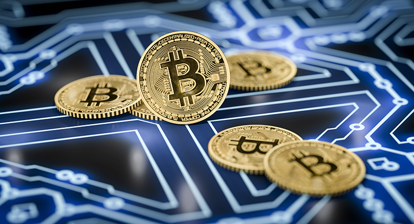 Digitales Bild einer Bitcoin-Münzen auf einem Computerboard liegend
