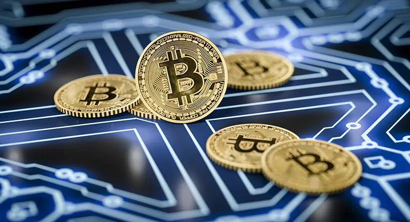 Digitales Bild einer Bitcoin-Münzen auf einem Computerboard liegend