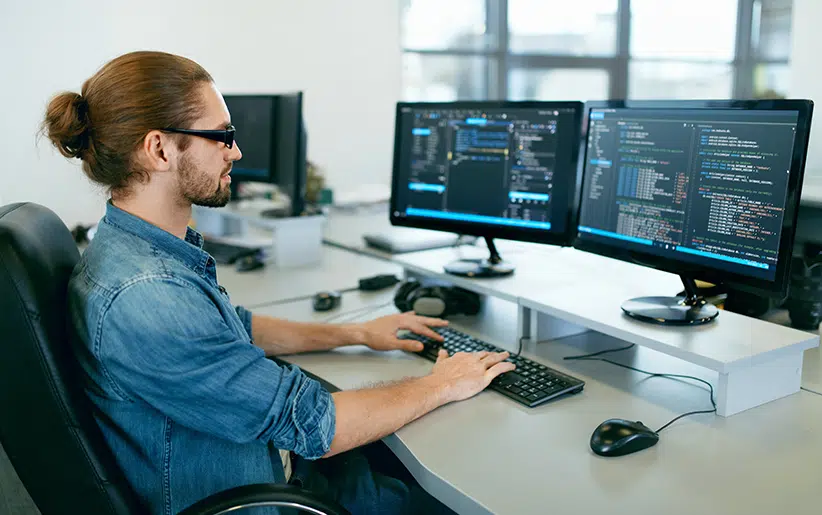 Mann Arbeitet im Büro am PC
