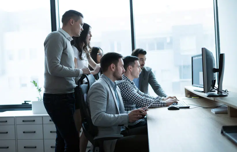 Junge Menschen Büro Software Computer Entwicklung