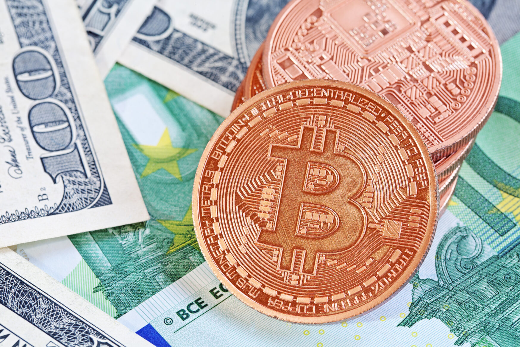 Bitcoin, Dollarscheine und Euroscheine