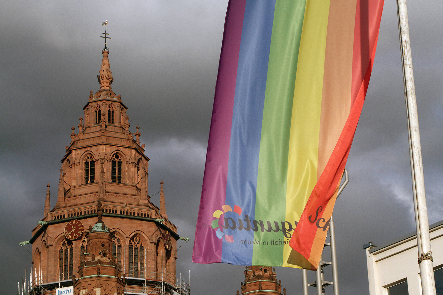 Regenbogenflagge vor Kirche