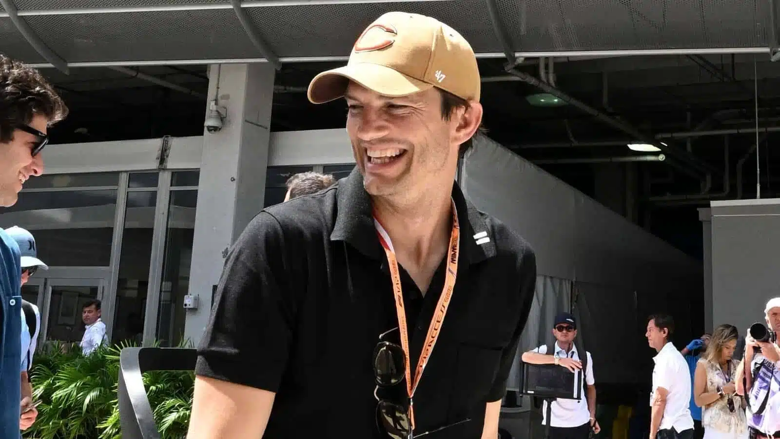 Ashton Kutcher teilt seinen Erfolg, um nach Glück zu streben