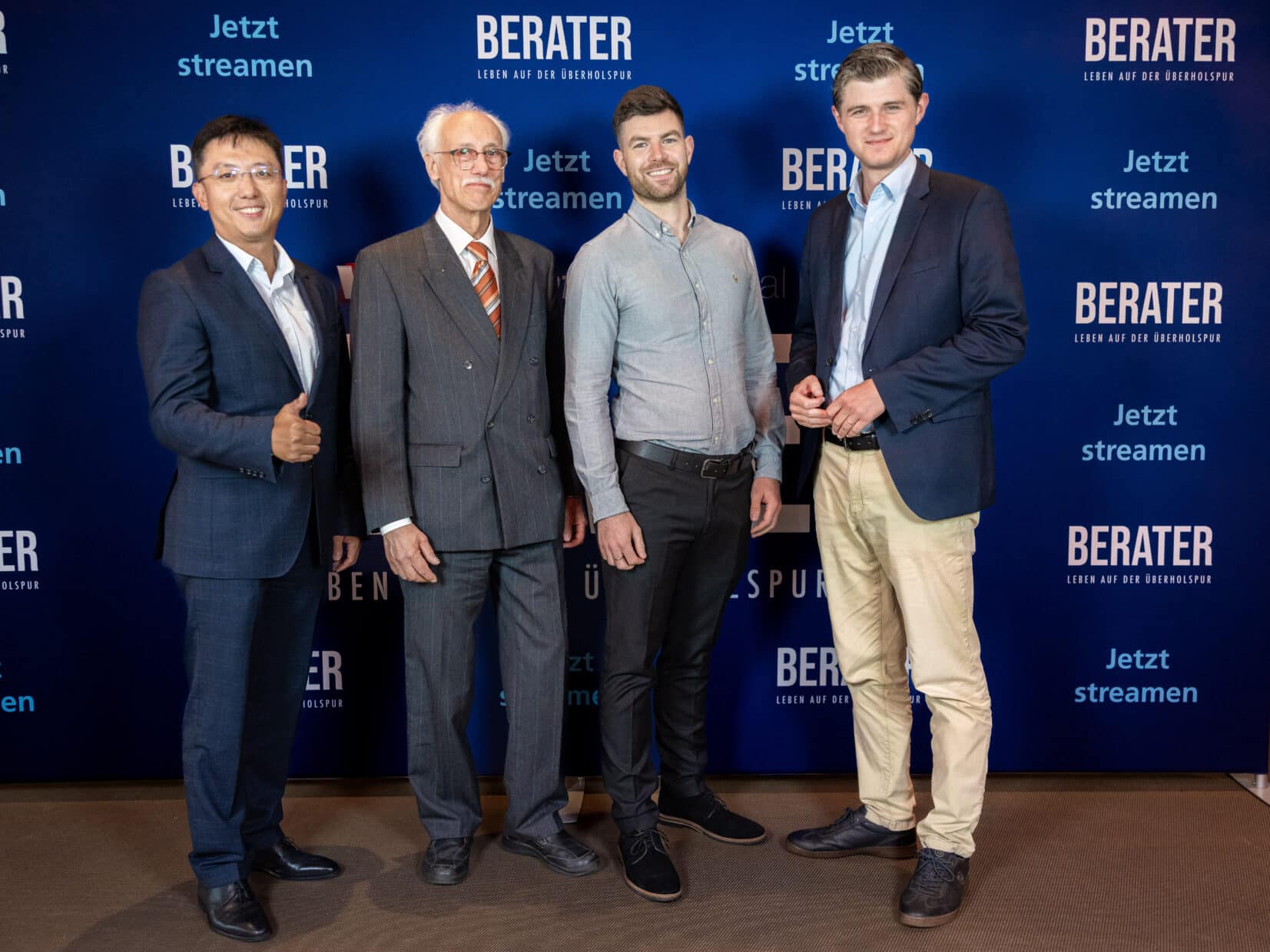 Julien Backhaus mit Dr- Franz Hölzl, Zhenwei Wang, Adam Shardlow auf der Berater Leben auf der Überholspur 3 Premiere