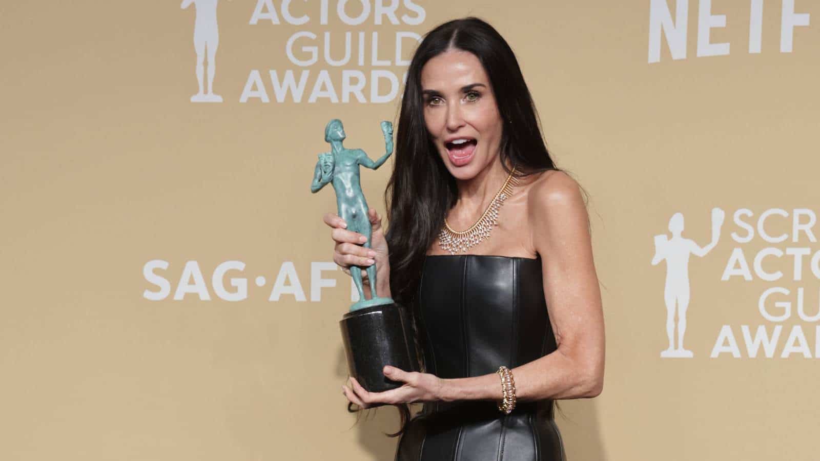 Vor dem Oscar: Demi Moore und Timothy Chalamet erhalten Trophäe