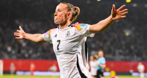 Bild: Lea Schüller beim Spiel gegen Dänemark