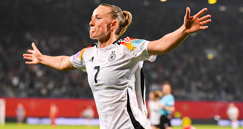 Bild: Lea Schüller beim Spiel gegen Dänemark