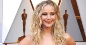 Porträt Jennifer Lawrence mit Oscars im Hintergrund