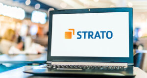 Computer mit Strato-Logo
