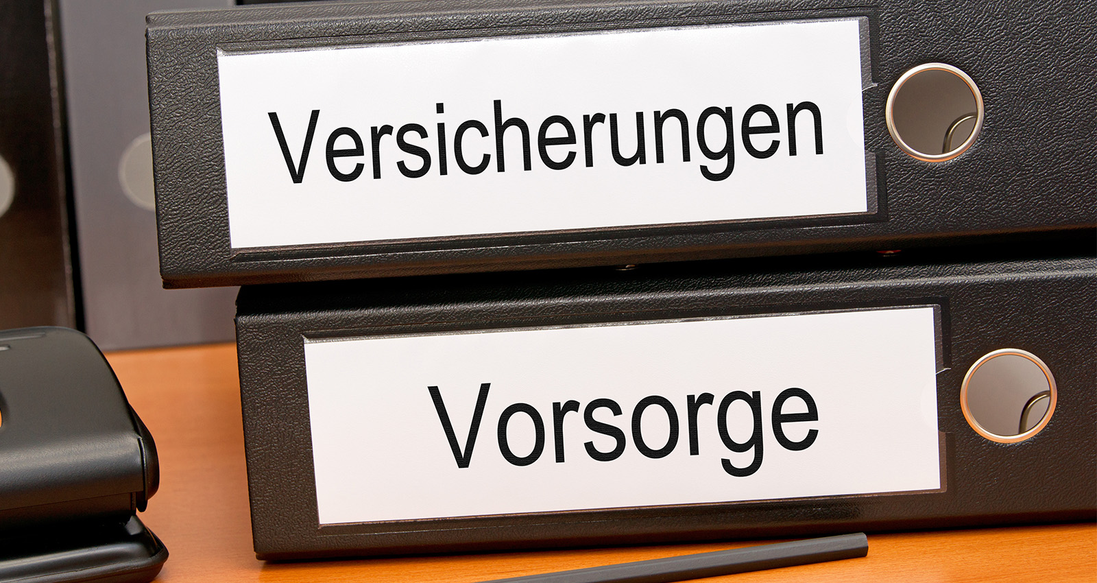 Aktenordner mit Aufschrift Versicherungen und Vorsorge