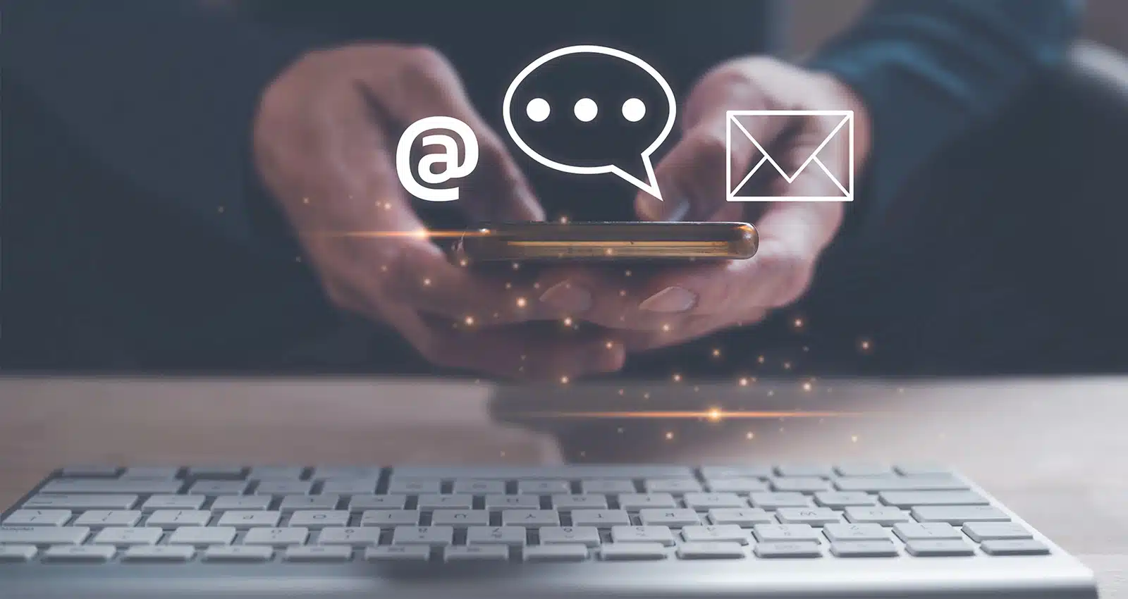 Bild: Jemand der vor einer Tatstatur sitzt und was ins Handy tippt