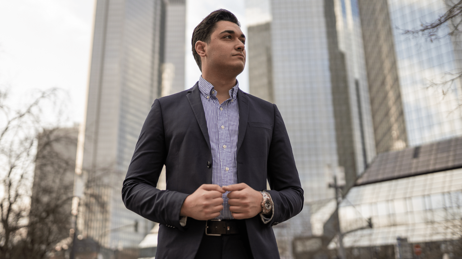 Porträt Alexis Lionel Aggou vor Hochhäusern