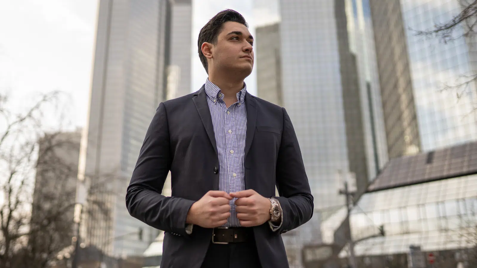 Porträt Alexis Lionel Aggou vor Hochhäusern