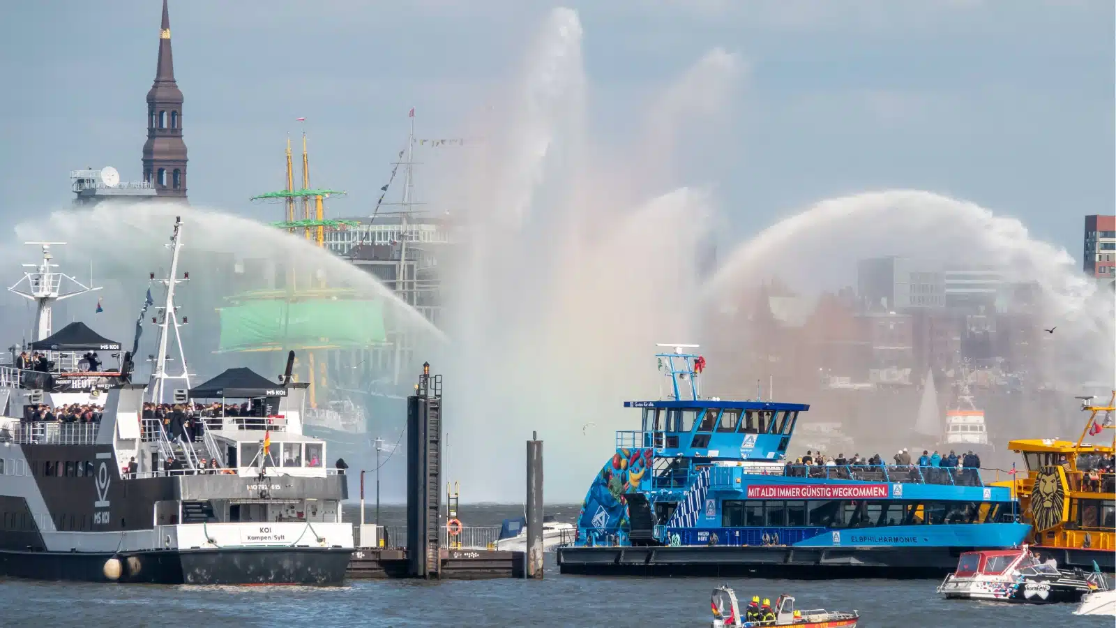 Hamburg feiert Hafengeburtstag mit Weltrekord und über 1 Millionen Besuchern