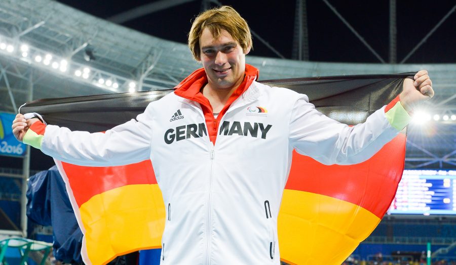 Mit Stolz erfüllt: Sebastian Dietz holt die Goldmedaille in London.