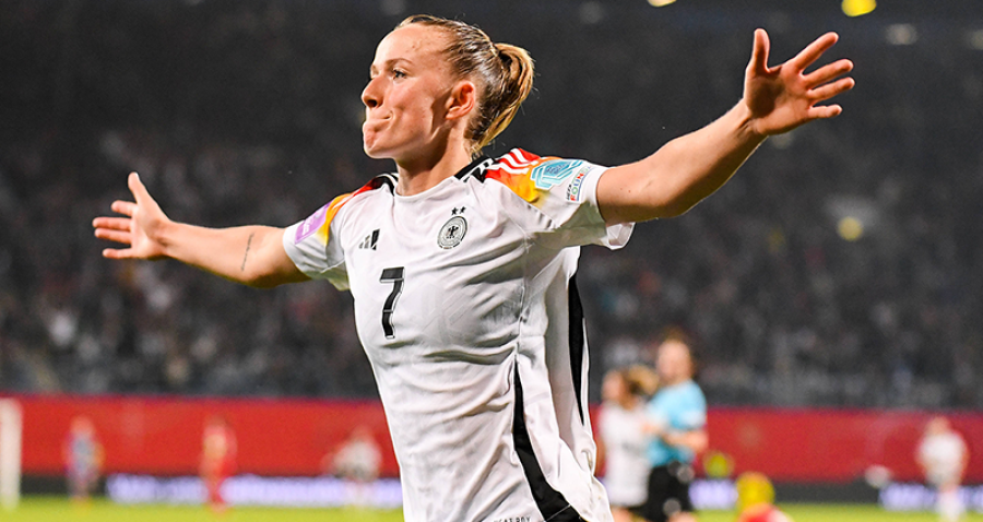 Bild: Lea Schüller beim Spiel gegen Dänemark