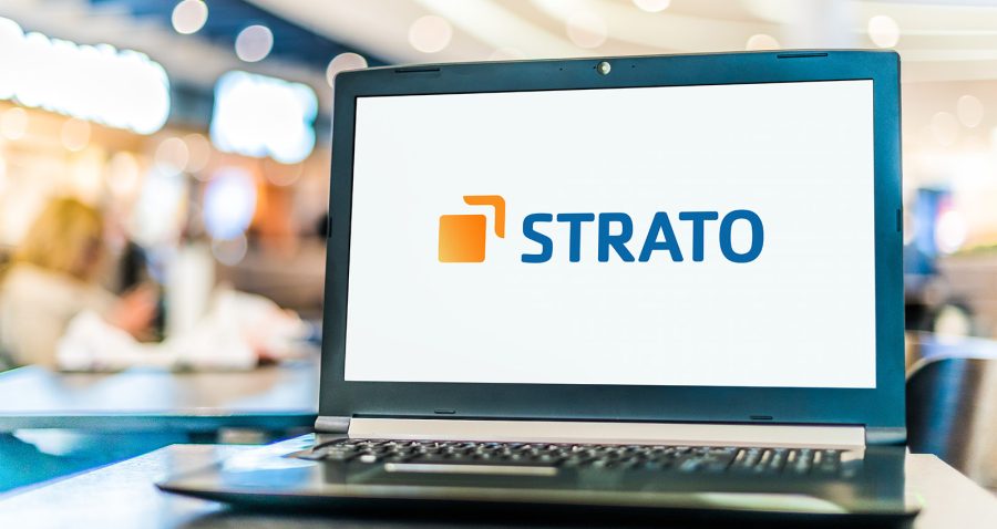 Computer mit Strato-Logo