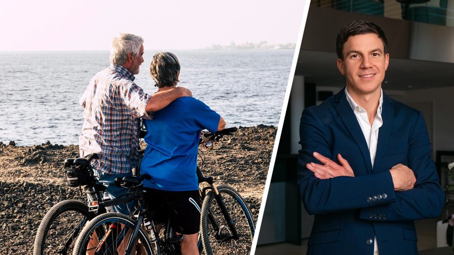 Links. Rentner mit Fahrrad am Strand, rechts: Kaspar Obermüller