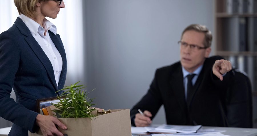 gekündigte Frau packt Sachen