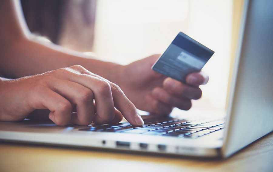 Frau beim Onlineshopping mit Kreditkarte