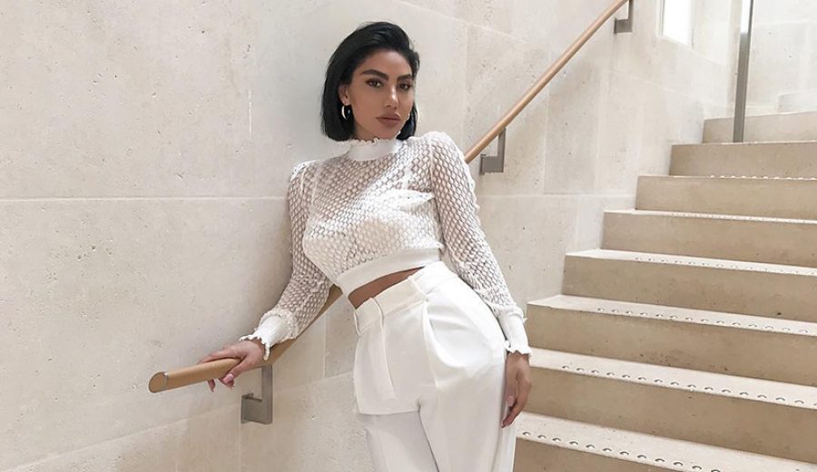 Sophia Ghasab auf einer weißen Treppe.
Quelle: Instagram+Sophia Ghasab